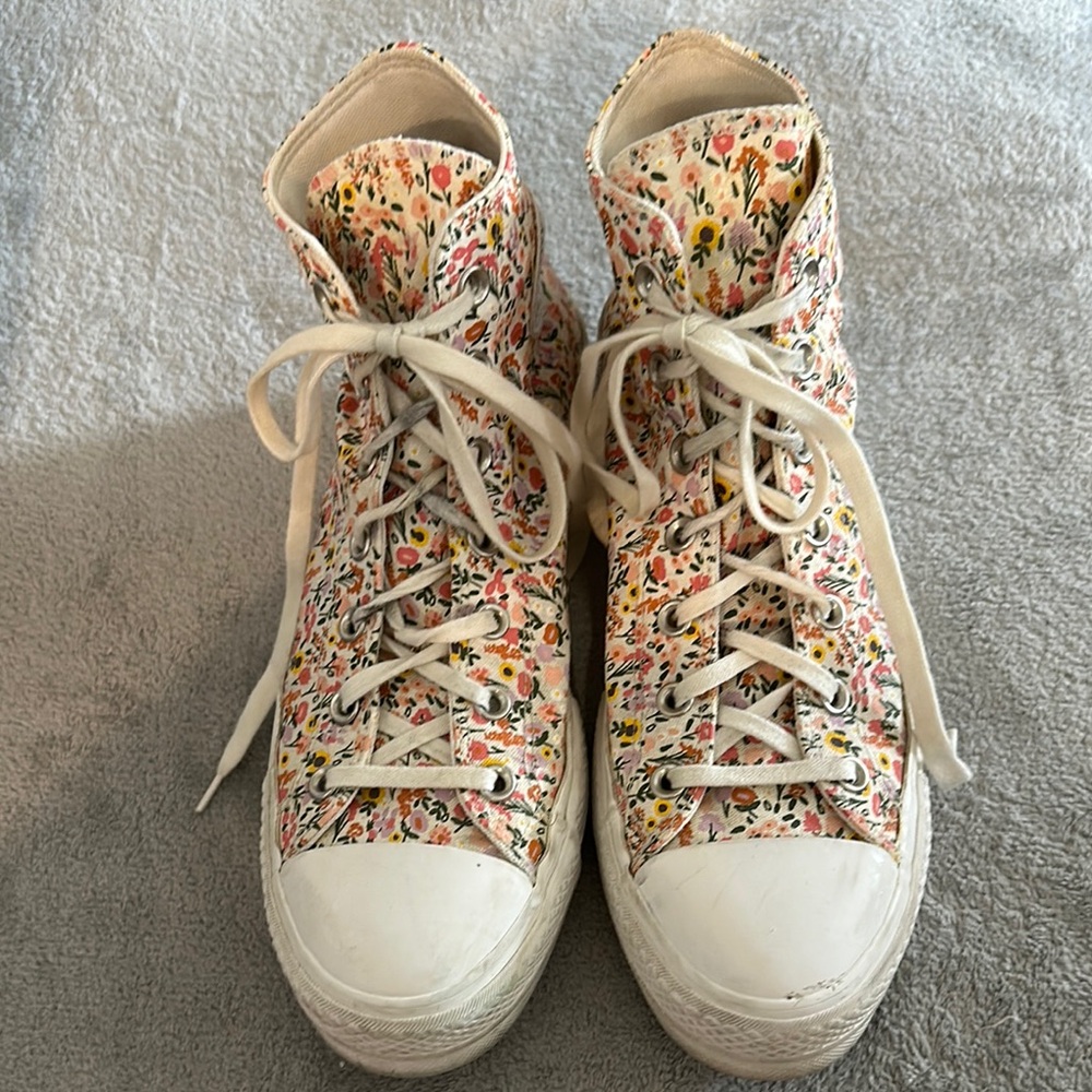 CONVERSE Chuck Taylor All Star high tops.